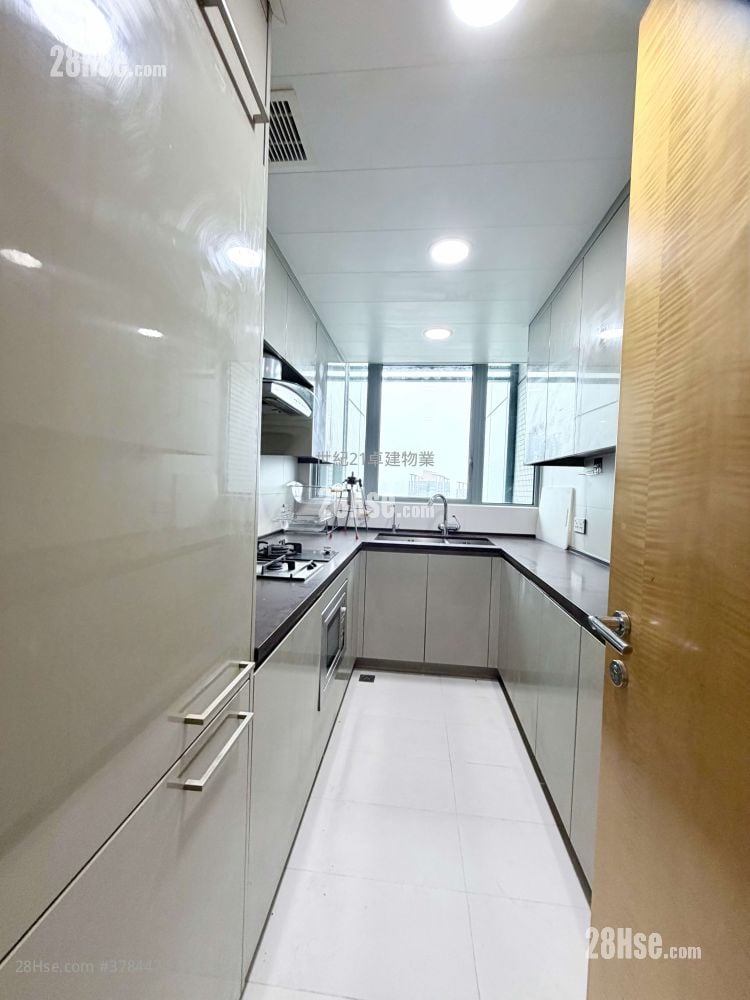 君临天下 租盘 4 房 , 4 浴室 3,174 平方尺