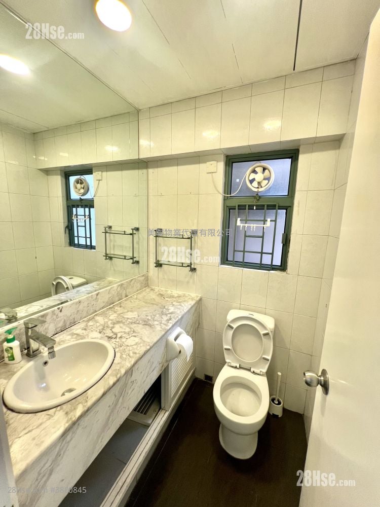 bathroom: Sea Crest Villa Sell 3 Bedrooms , 2 Bathrooms 617 ft²