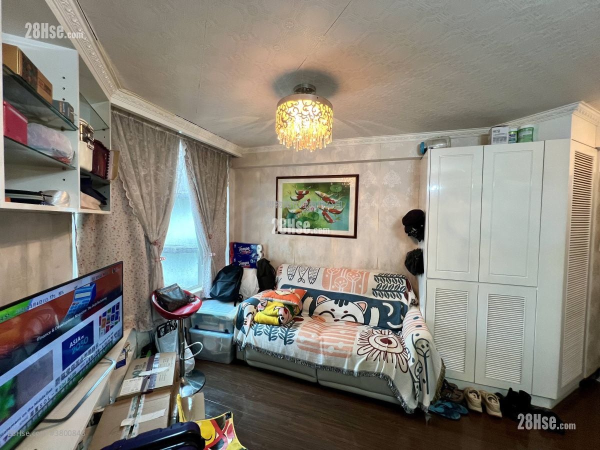 living room: Rhine Garden Sell 3 Bedrooms , 2 Bathrooms 630 ft²