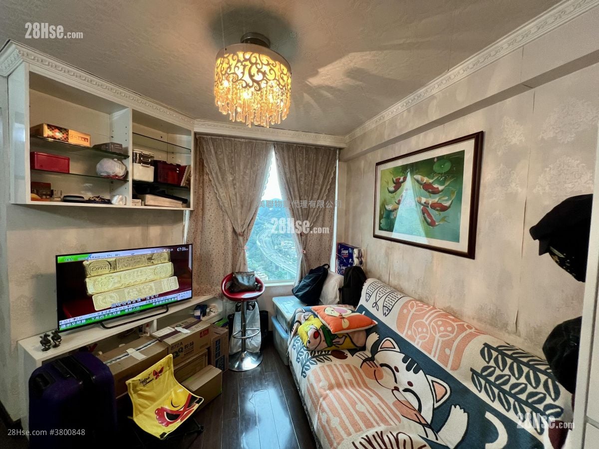 living room: Rhine Garden Sell 3 Bedrooms , 2 Bathrooms 630 ft²