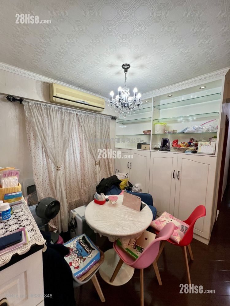 living room: Rhine Garden Sell 3 Bedrooms , 2 Bathrooms 630 ft²