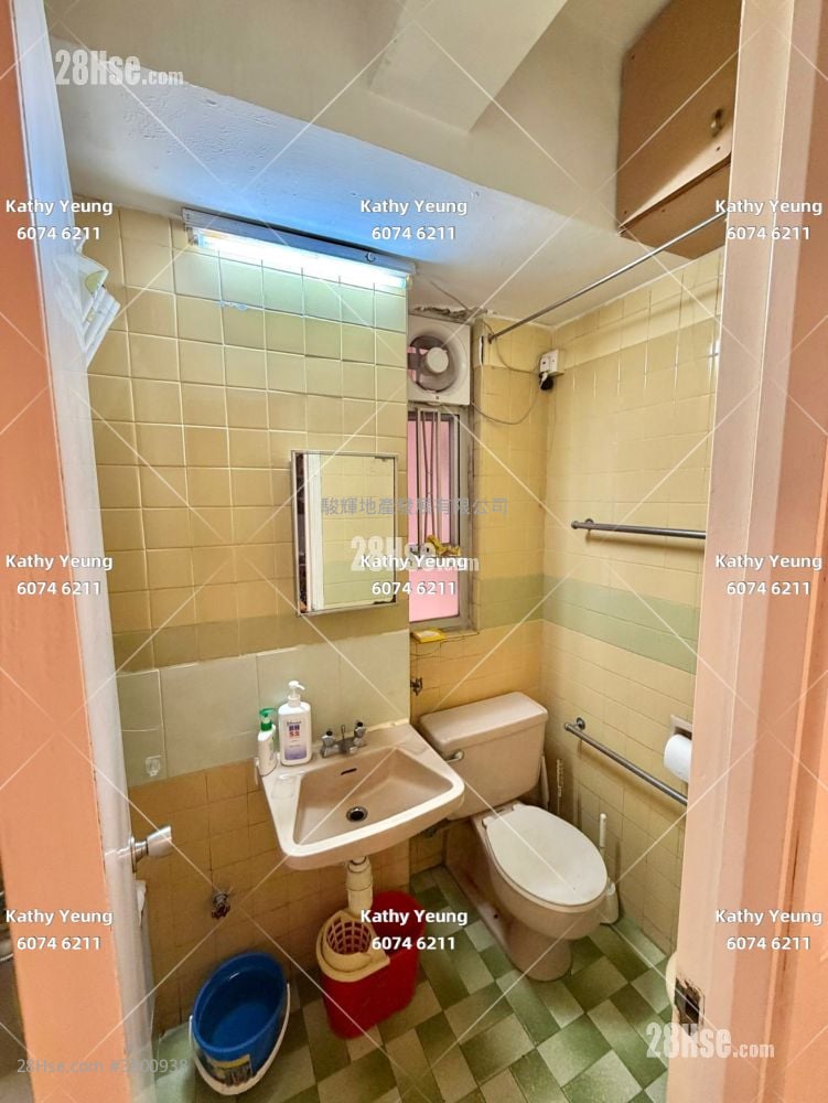 Mainway Court Sell 2 Bedrooms , 1 Bathroom 355 ft²