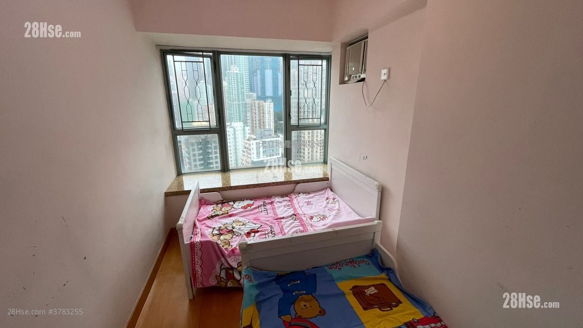 Queen's Terrace Rental 3 Bedrooms , 1 Bathroom 518 ft²