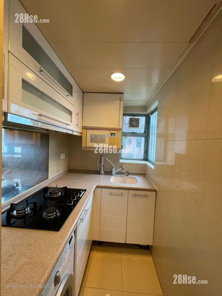 Queen's Terrace Rental 3 Bedrooms , 1 Bathroom 518 ft²