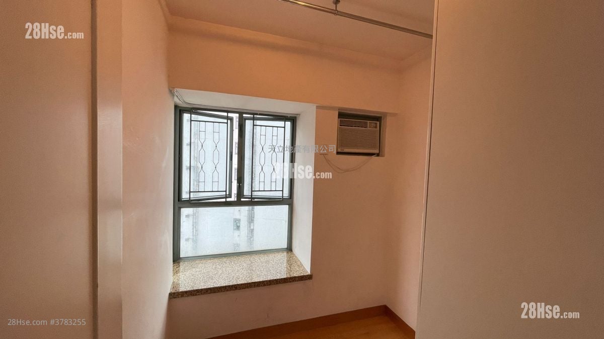 Queen's Terrace Rental 3 Bedrooms , 1 Bathroom 518 ft²