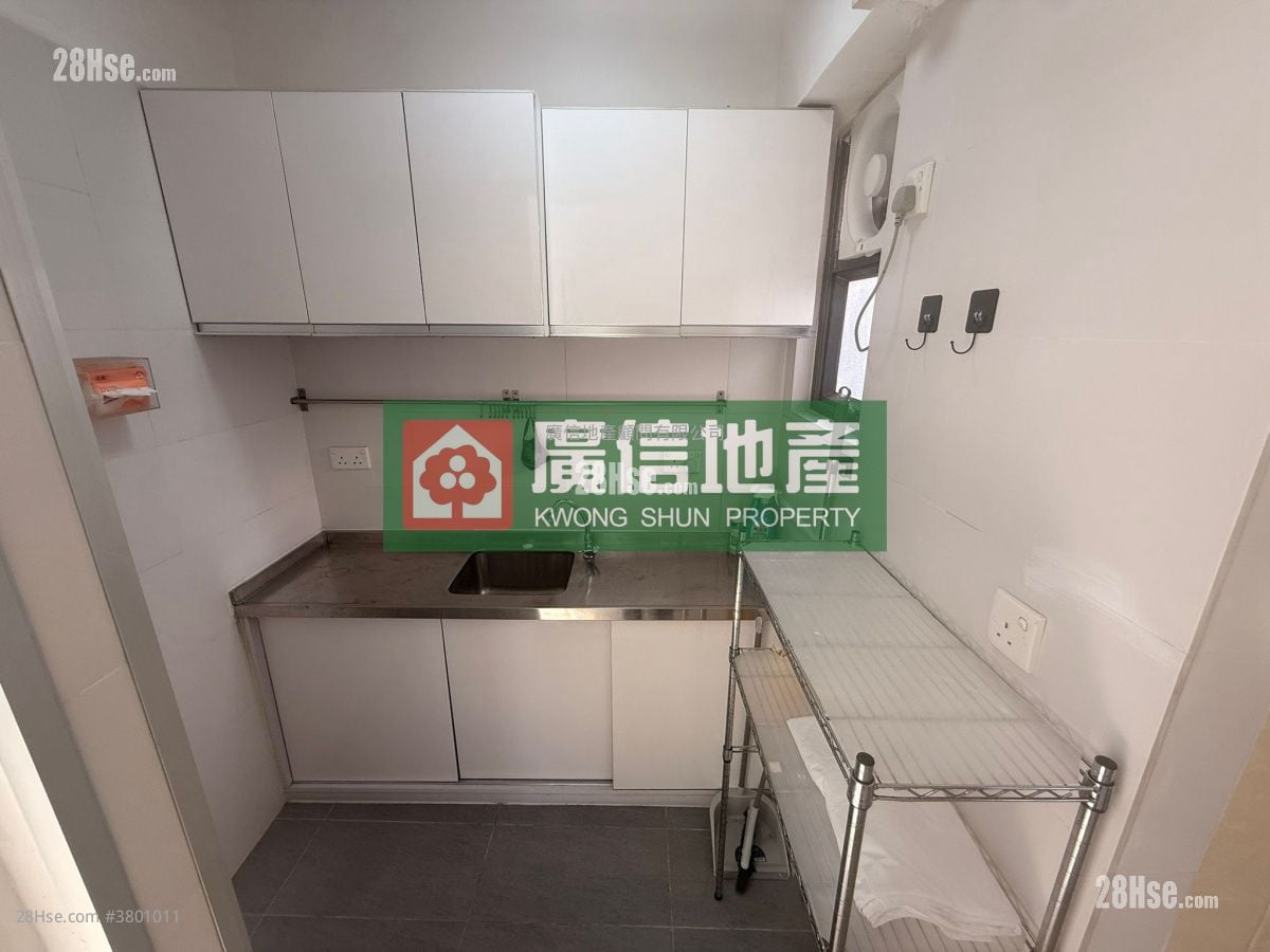 Cherry Mansion Rental 3 Bedrooms , 1 Bathroom 455 ft²