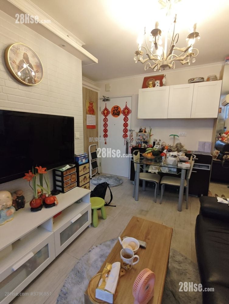 Hoi Lok Court Sell 3 Bedrooms 480 ft²