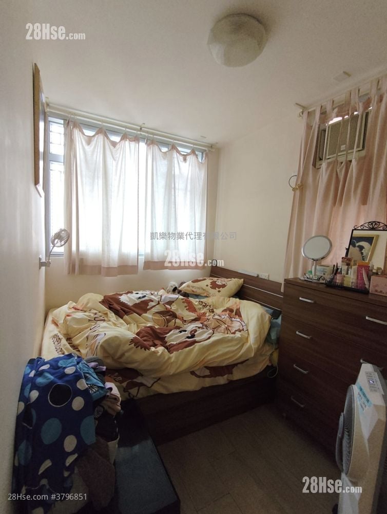 Hoi Lok Court Sell 3 Bedrooms 480 ft²