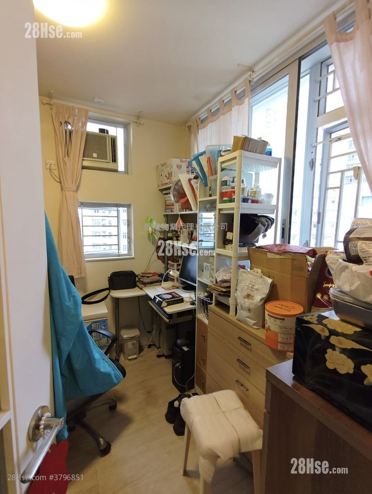 Hoi Lok Court Sell 3 Bedrooms 480 ft²