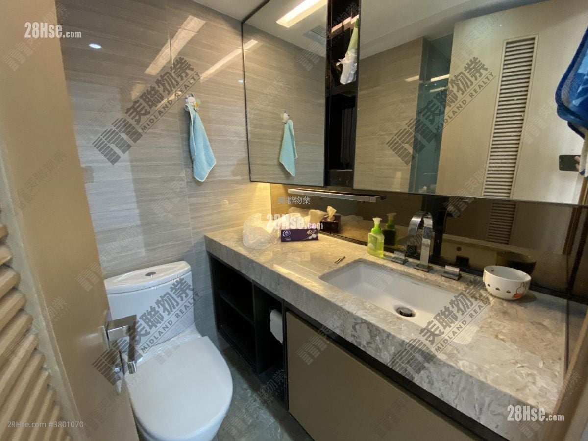 bathroom: Park Signature Sell 1 Bathroom 272 ft²