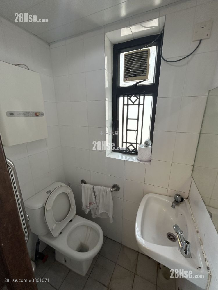 Hop Yick Plaza Sell 3 Bedrooms , 3 Bathrooms 844 ft²