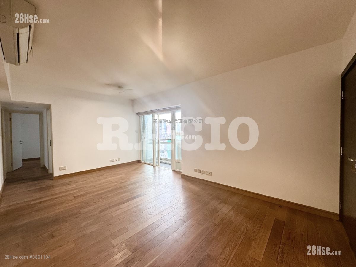 Centre Stage Sell 3 Bedrooms , 1 Bathroom 628 ft²