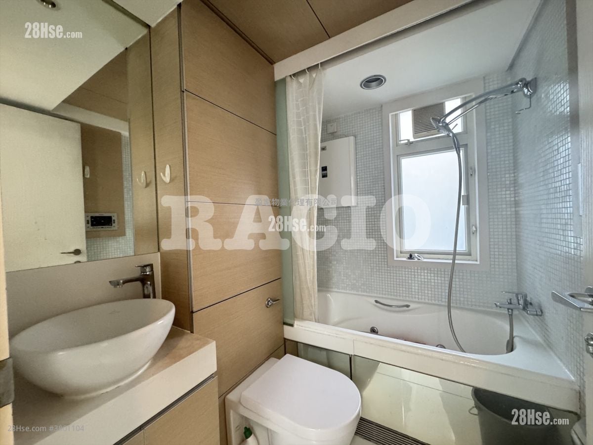 Centre Stage Sell 3 Bedrooms , 1 Bathroom 628 ft²