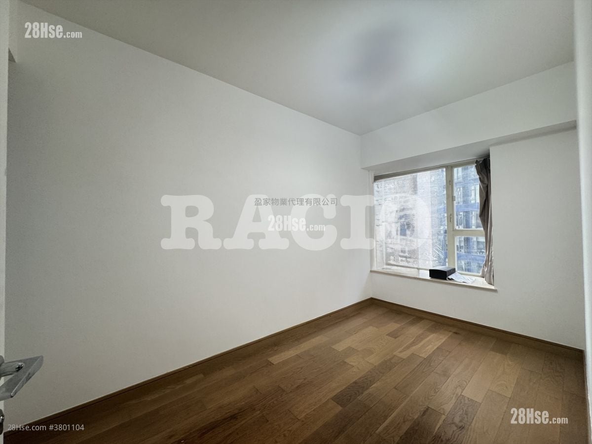 Centre Stage Sell 3 Bedrooms , 1 Bathroom 628 ft²