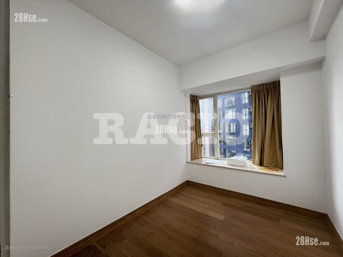 Centre Stage Sell 3 Bedrooms , 1 Bathroom 628 ft²