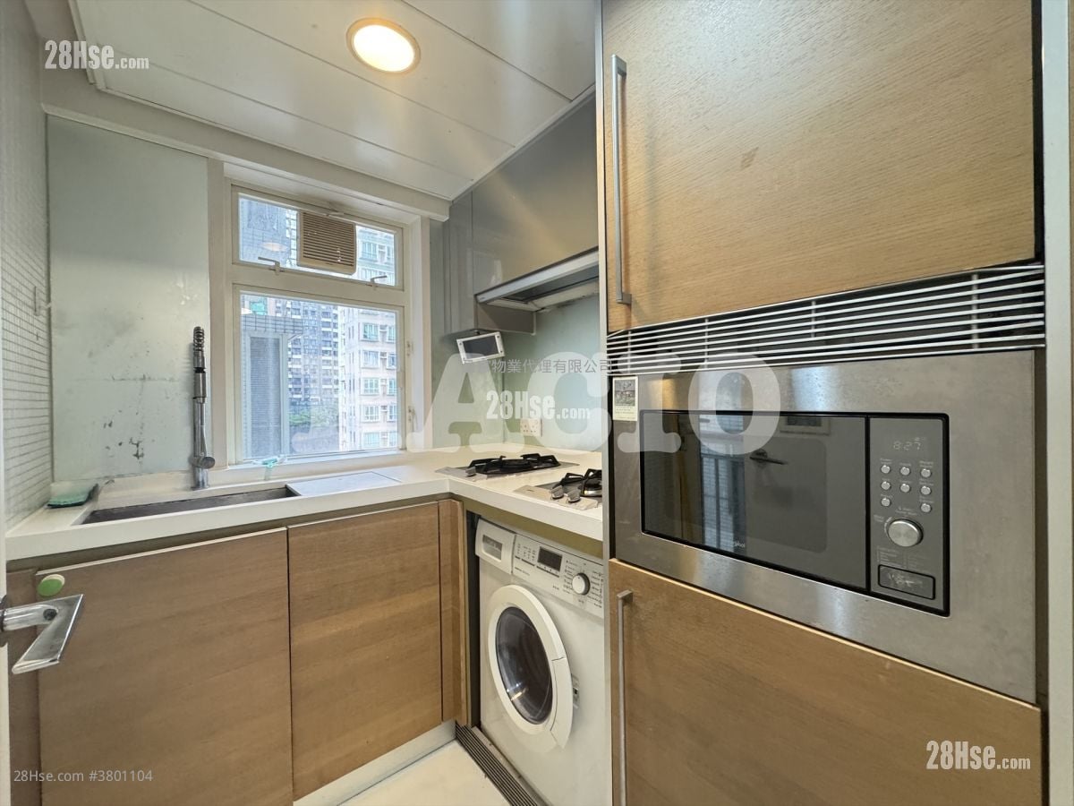 Centre Stage Sell 3 Bedrooms , 1 Bathroom 628 ft²