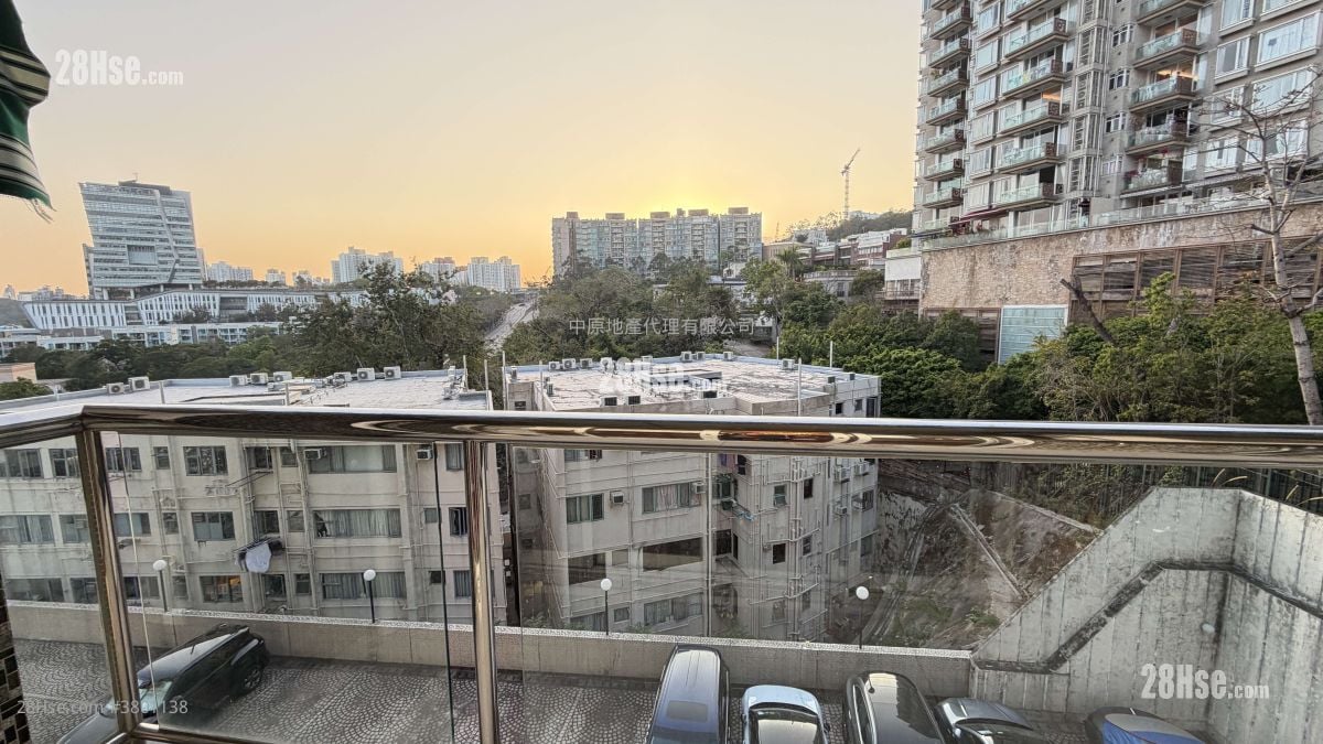 Devon Court Sell 3 Bedrooms , 2 Bathrooms 1,270 ft²