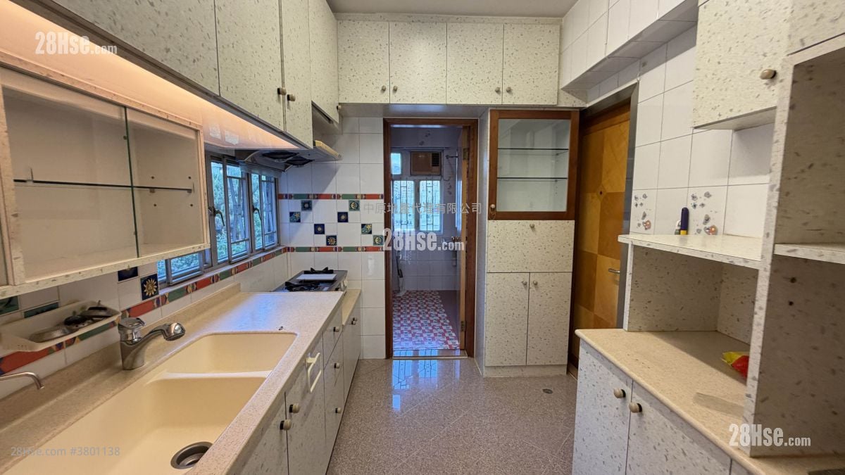 Devon Court Sell 3 Bedrooms , 2 Bathrooms 1,270 ft²