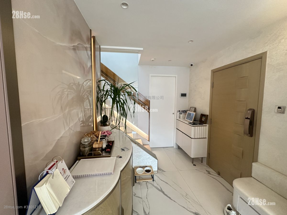 Ming Court Sell 5+ Bedrooms , 3 Bathrooms 2,271 ft²