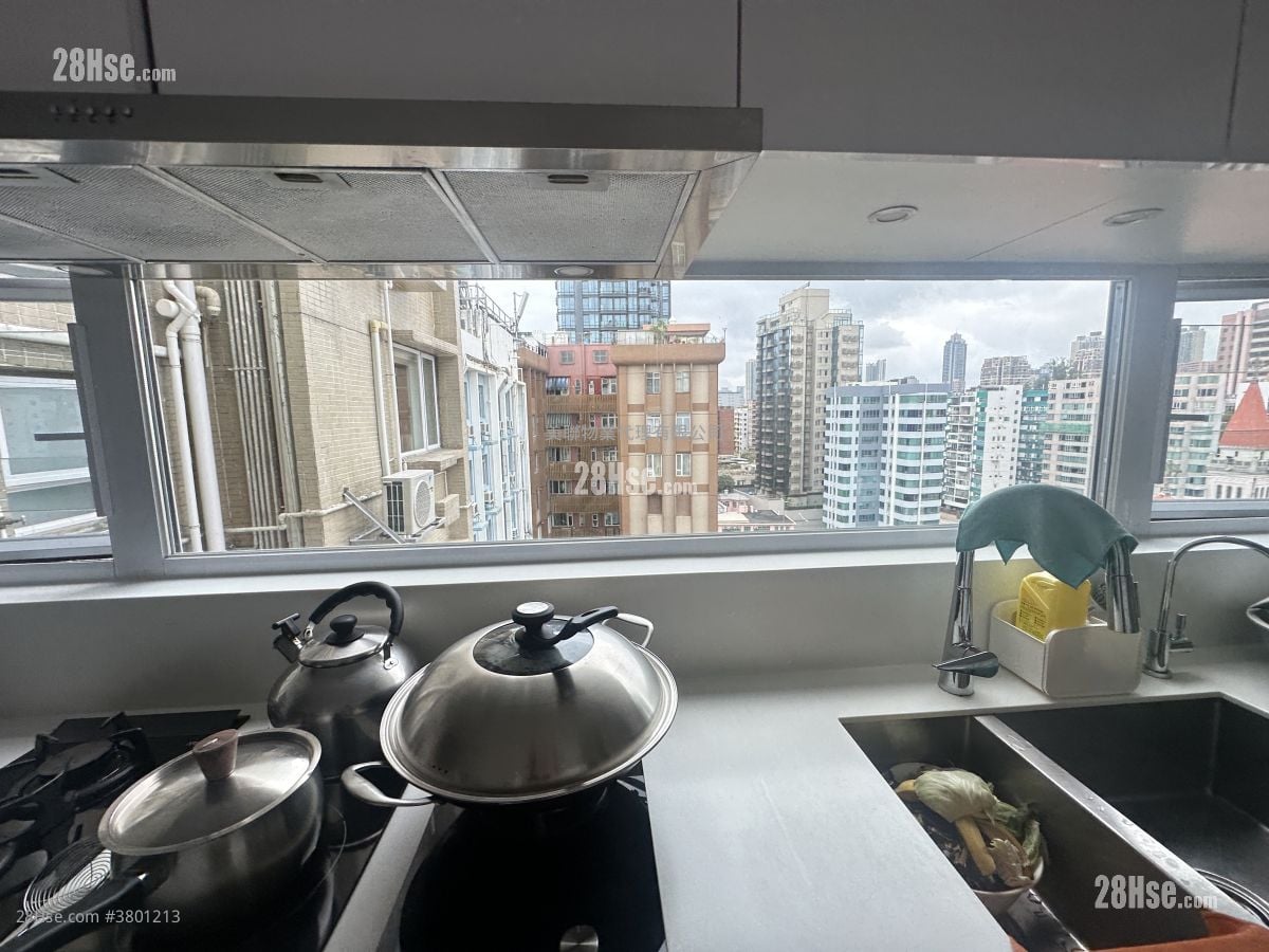 Ming Court Sell 5+ Bedrooms , 3 Bathrooms 2,271 ft²