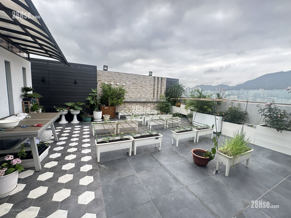 Ming Court Sell 5+ Bedrooms , 3 Bathrooms 2,271 ft²