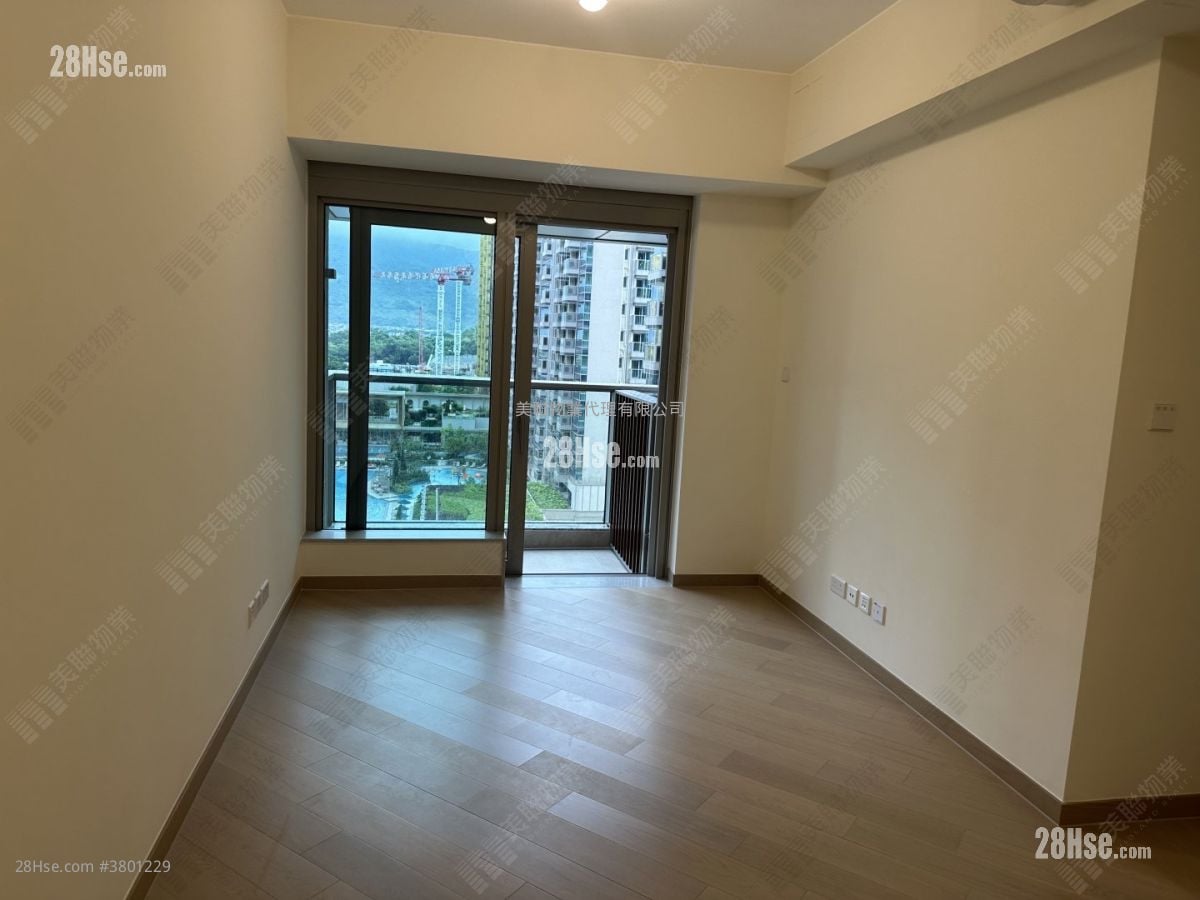 living room: Grand Mayfair  Sell 3 Bedrooms , 2 Bathrooms 668 ft²