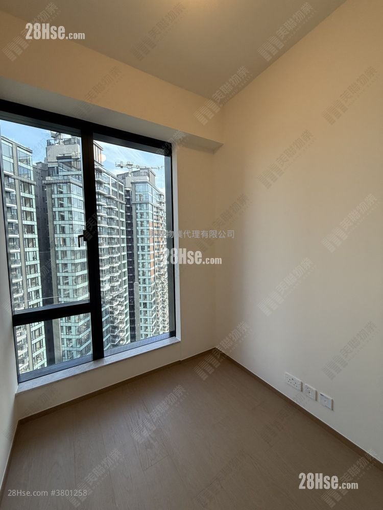 Onmantin Sell 3 Bedrooms , 3 Bathrooms 760 ft²