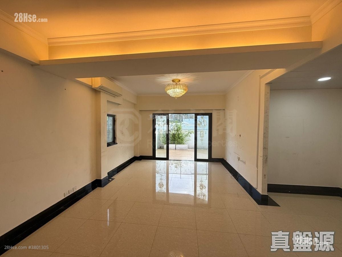 Kent Mansion Rental 1,168 ft²