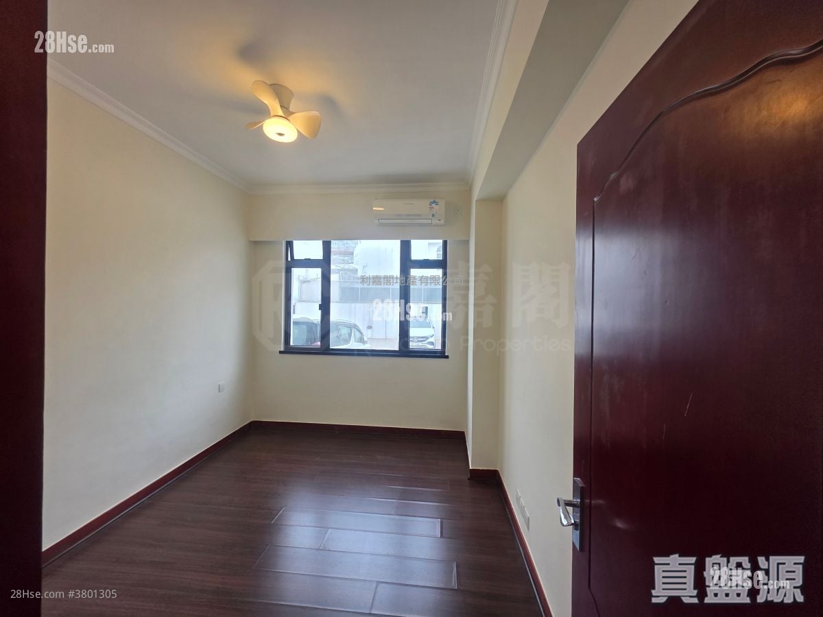 Kent Mansion Rental 1,168 ft²