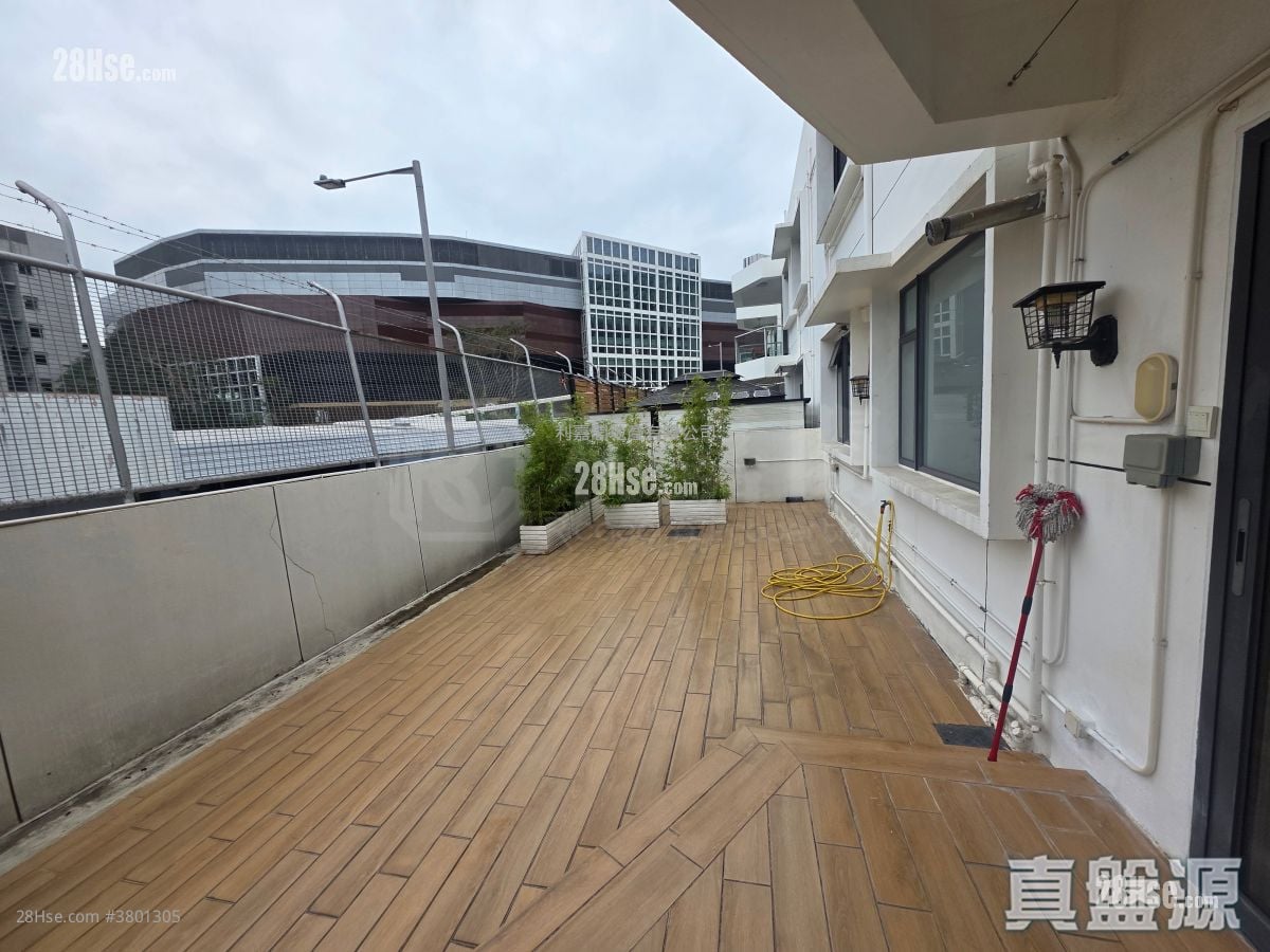 Kent Mansion Rental 1,168 ft²