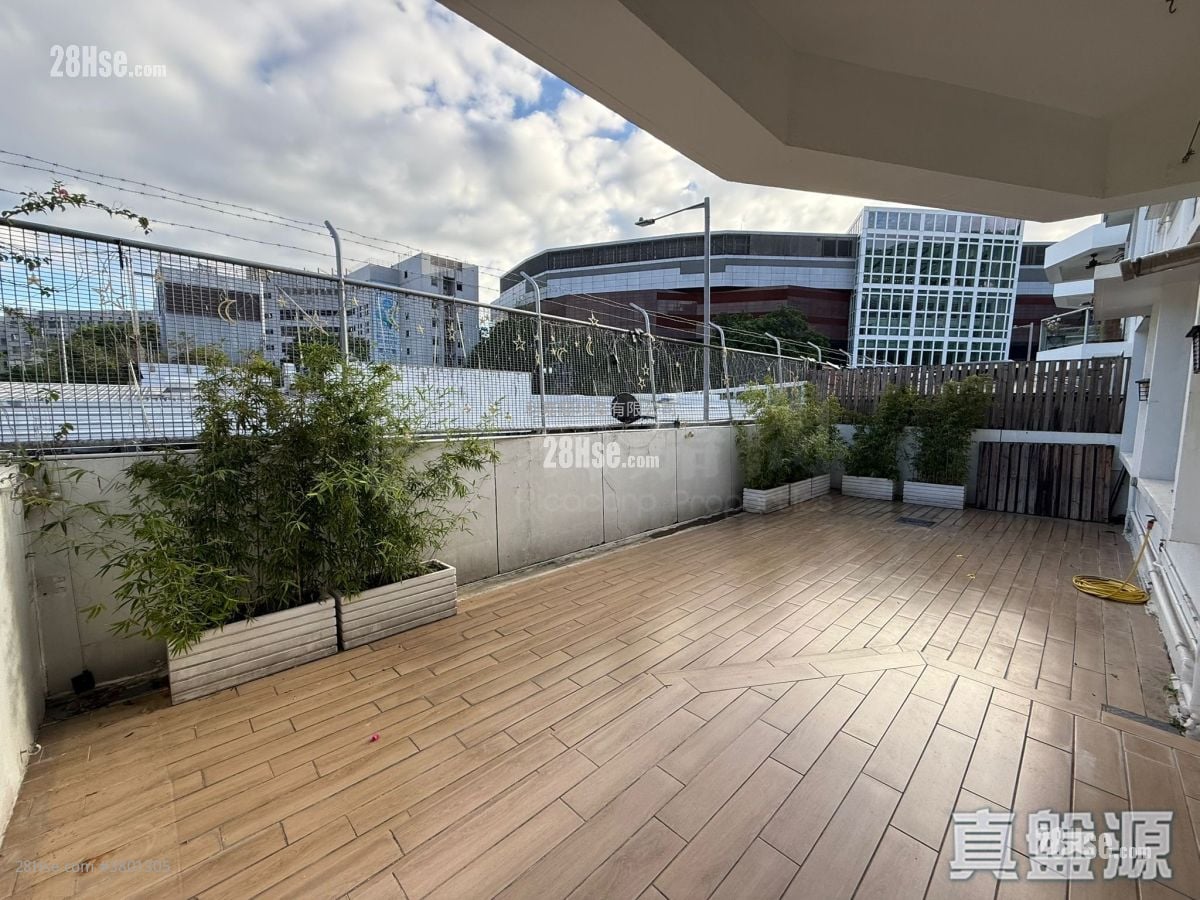 Kent Mansion Rental 1,168 ft²