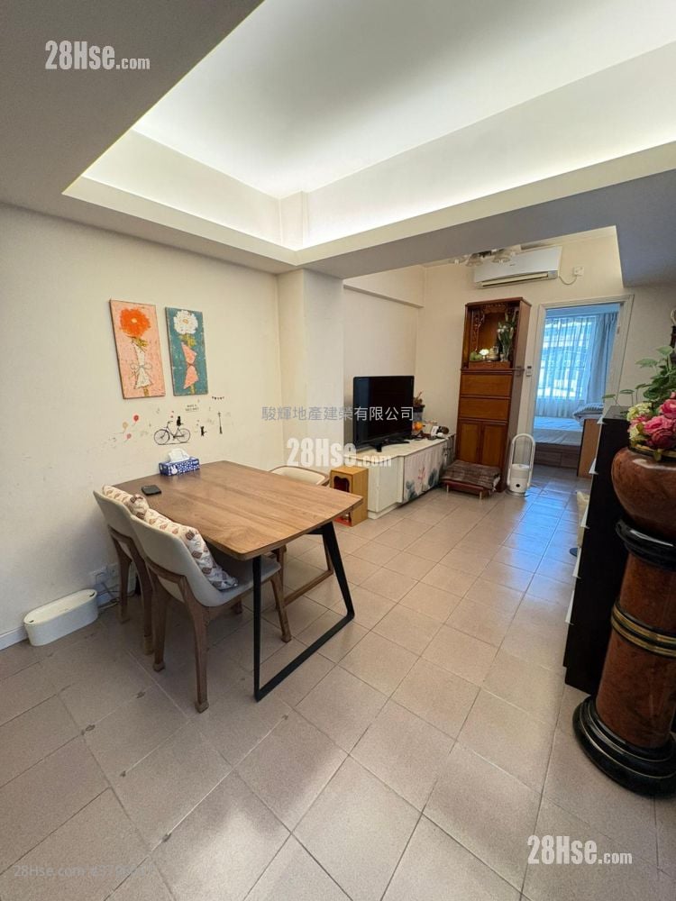 Hung Yu Mansion Sell 3 Bedrooms , 1 Bathroom 574 ft²