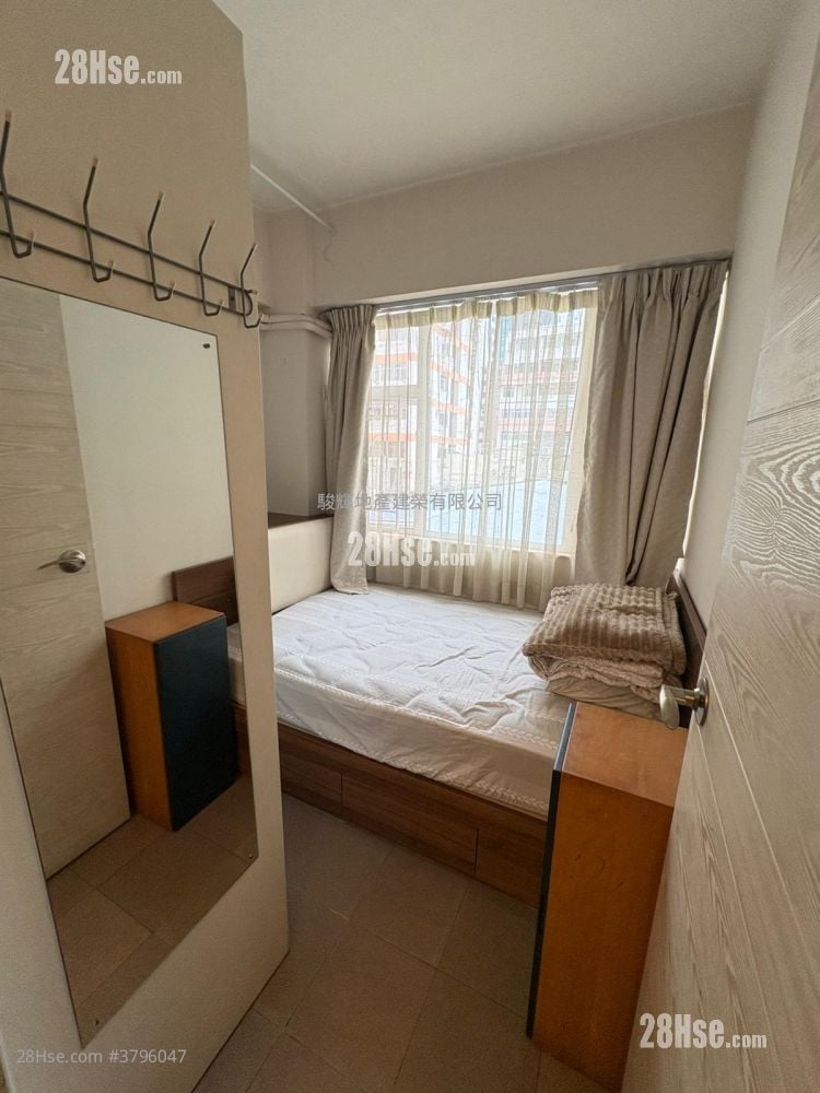 Hung Yu Mansion Sell 3 Bedrooms , 1 Bathroom 574 ft²