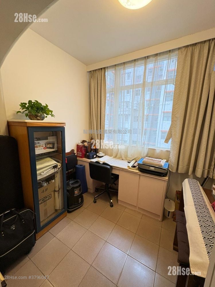 Hung Yu Mansion Sell 3 Bedrooms , 1 Bathroom 574 ft²