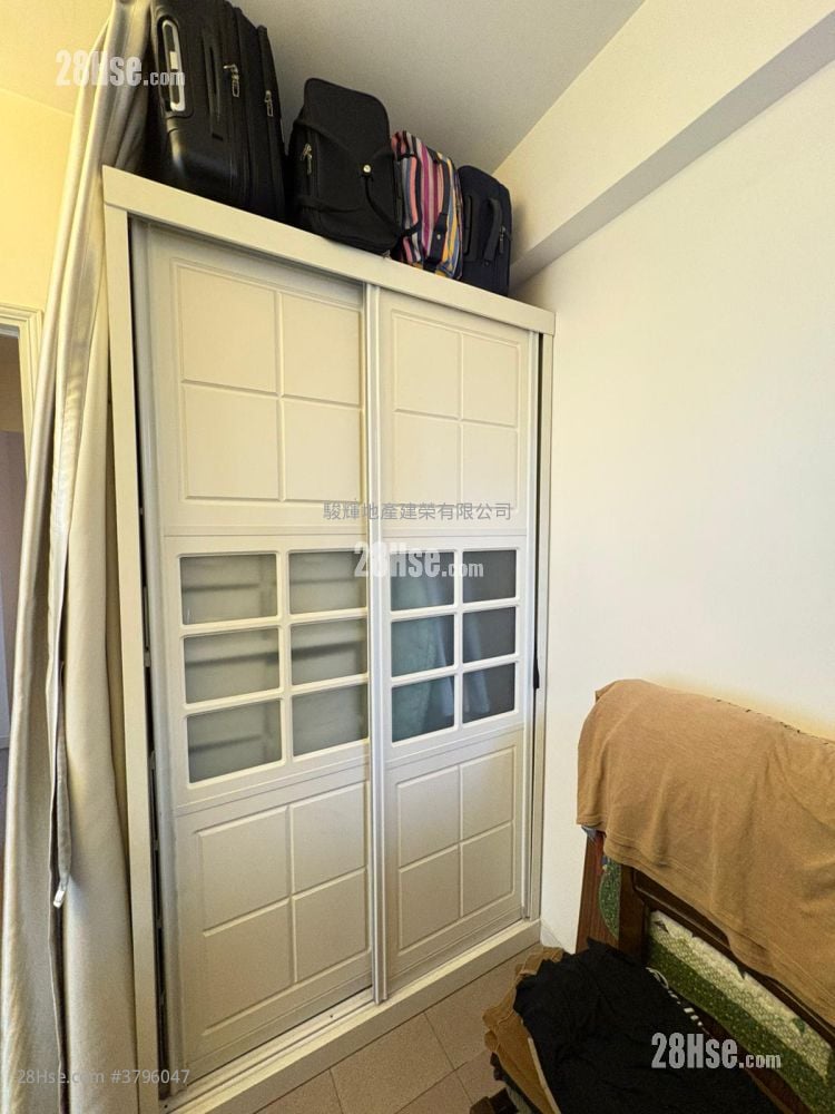 Hung Yu Mansion Sell 3 Bedrooms , 1 Bathroom 574 ft²