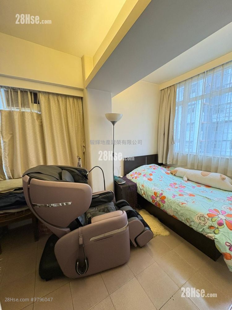 Hung Yu Mansion Sell 3 Bedrooms , 1 Bathroom 574 ft²