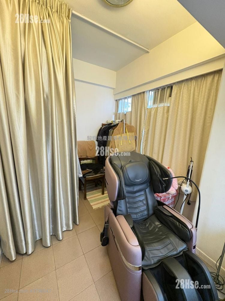 Hung Yu Mansion Sell 3 Bedrooms , 1 Bathroom 574 ft²