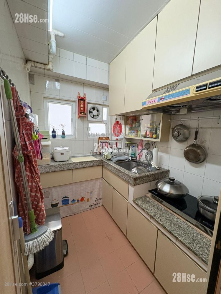 Hung Yu Mansion Sell 3 Bedrooms , 1 Bathroom 574 ft²