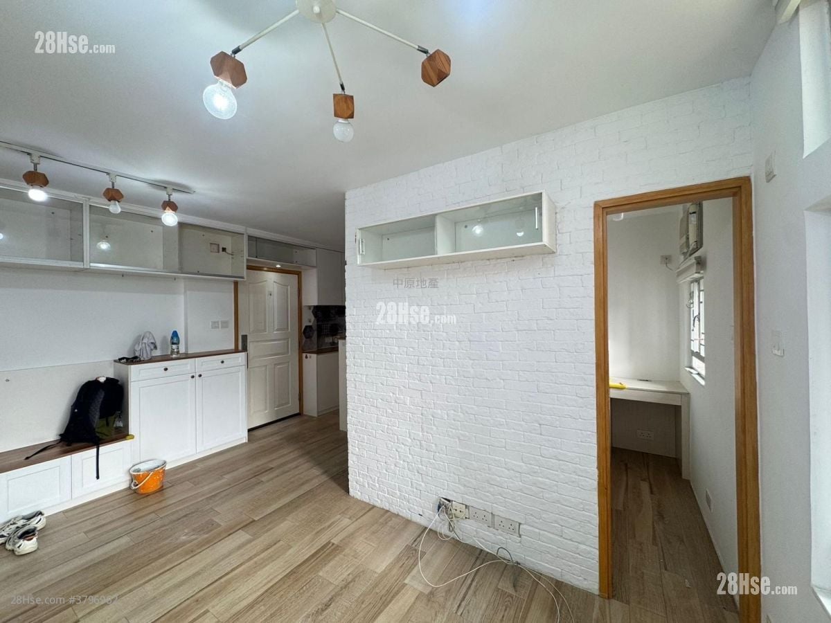 Ching Wah Court Sell 2 Bedrooms , 1 Bathroom 401 ft²