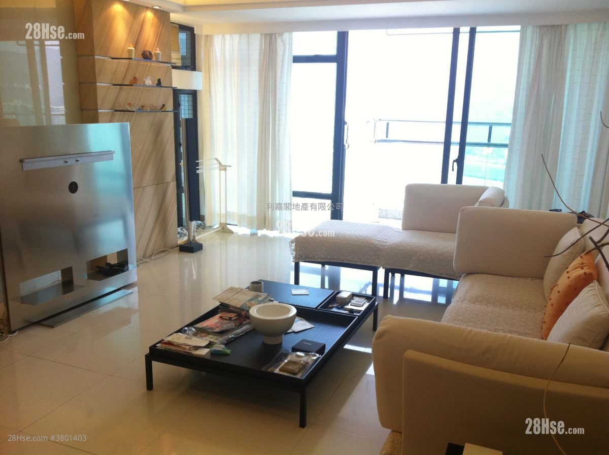 Royal Ascot Rental 3 Bedrooms , 2 Bathrooms 958 ft²