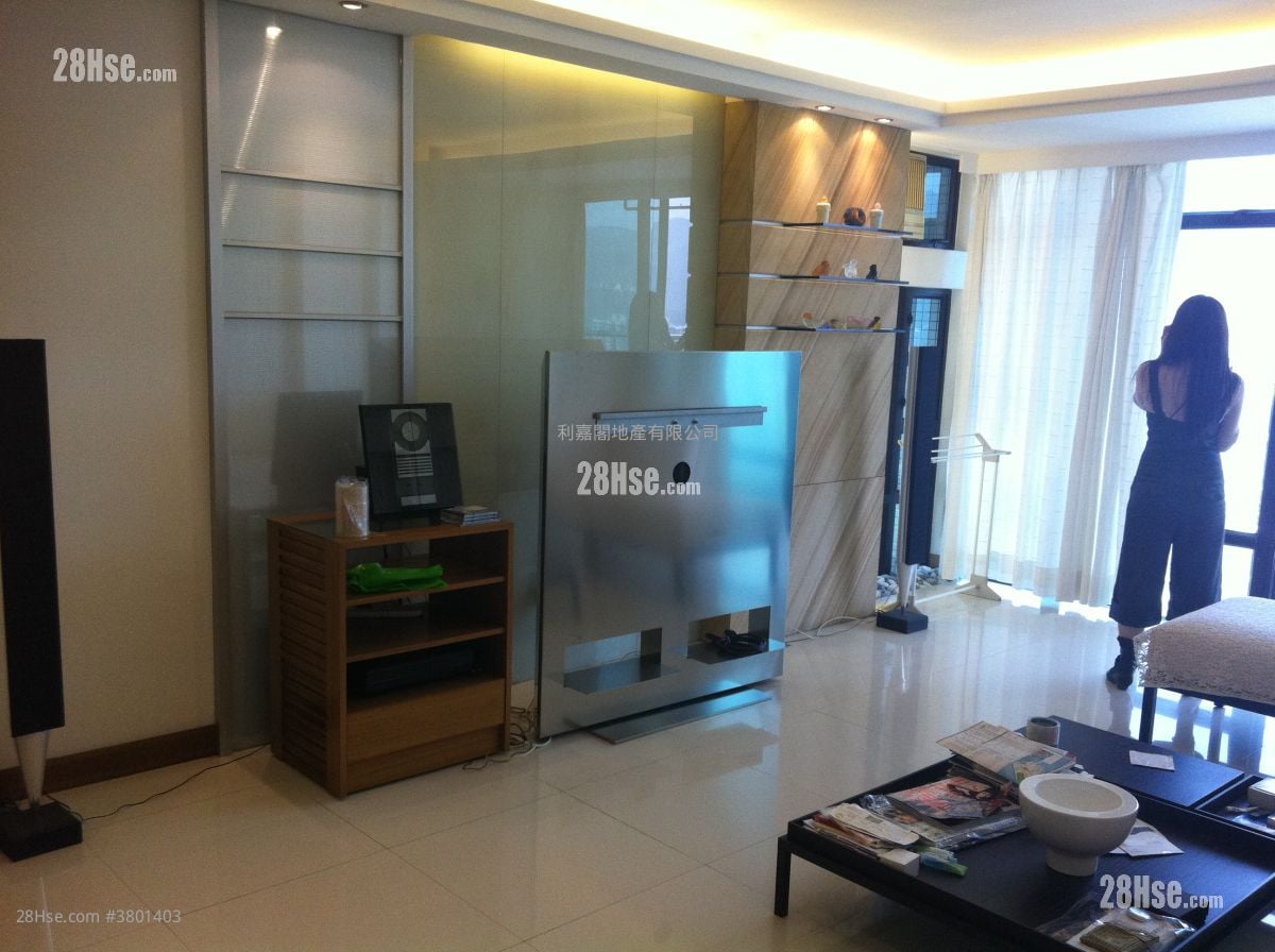 Royal Ascot Rental 3 Bedrooms , 2 Bathrooms 958 ft²