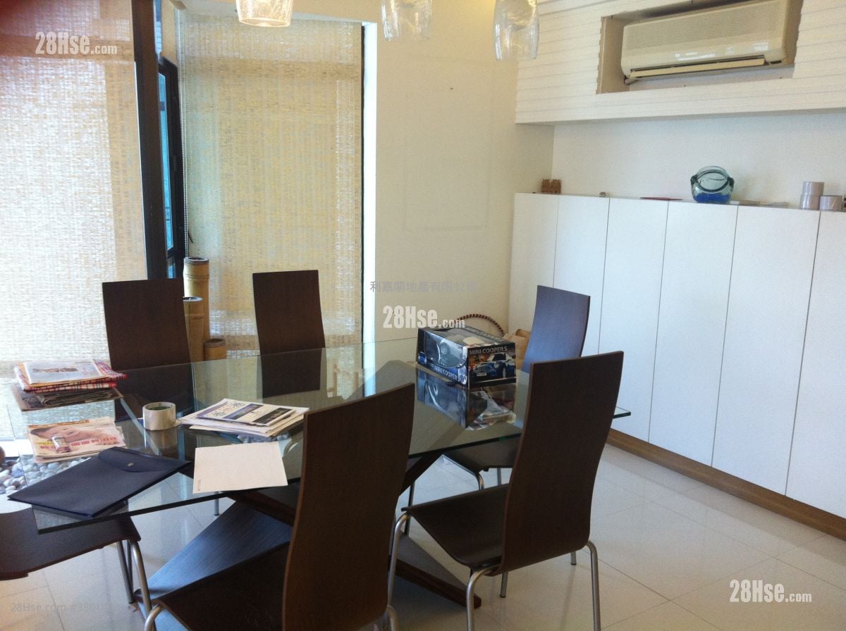 Royal Ascot Rental 3 Bedrooms , 2 Bathrooms 958 ft²