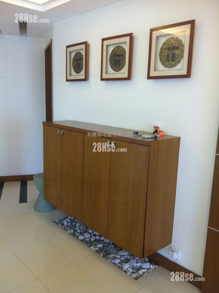 Royal Ascot Rental 3 Bedrooms , 2 Bathrooms 958 ft²