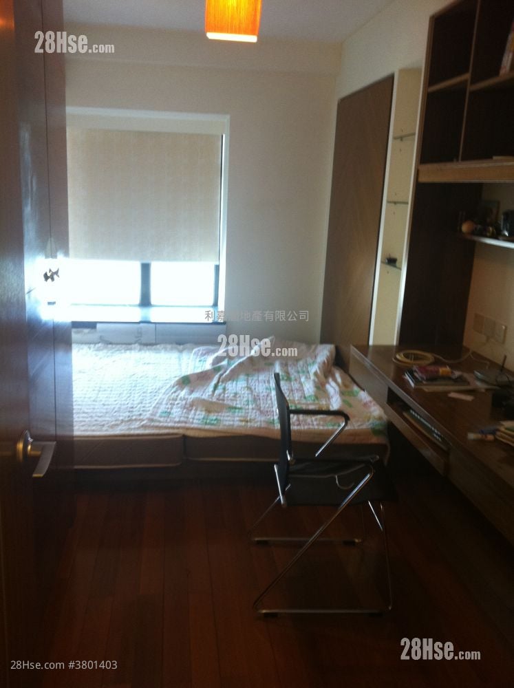 Royal Ascot Rental 3 Bedrooms , 2 Bathrooms 958 ft²