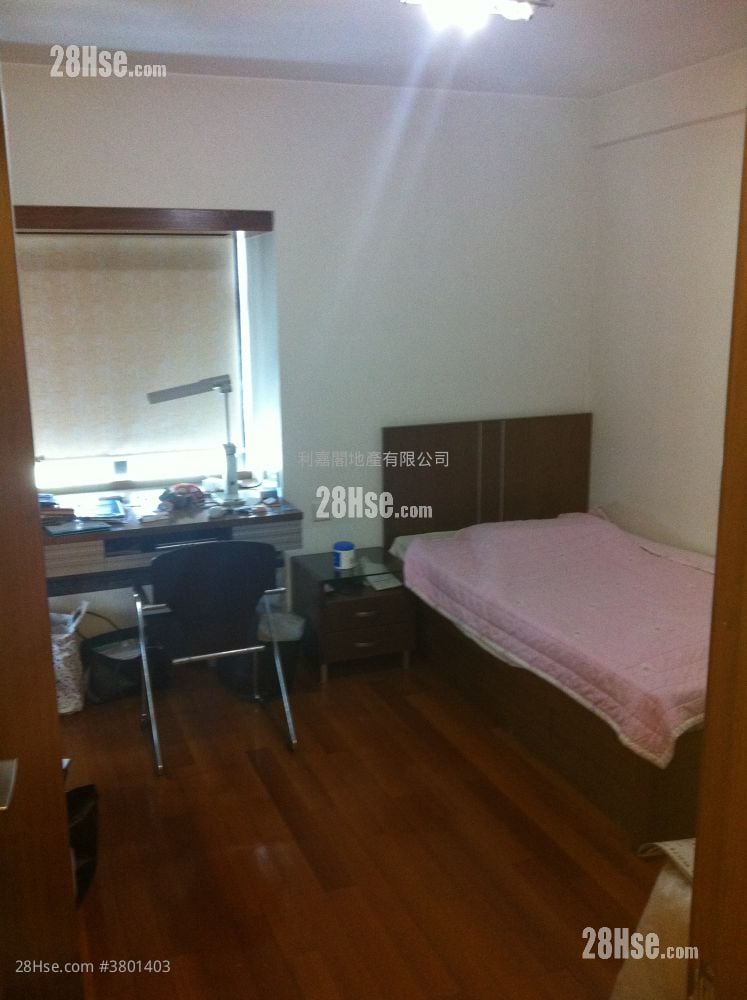 Royal Ascot Rental 3 Bedrooms , 2 Bathrooms 958 ft²