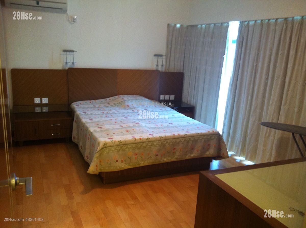 Royal Ascot Rental 3 Bedrooms , 2 Bathrooms 958 ft²