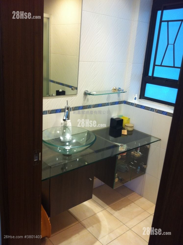 Royal Ascot Rental 3 Bedrooms , 2 Bathrooms 958 ft²