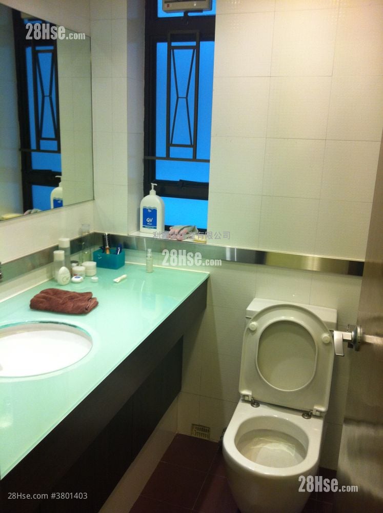 Royal Ascot Rental 3 Bedrooms , 2 Bathrooms 958 ft²