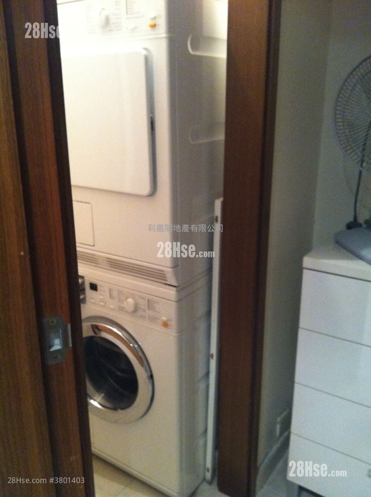 Royal Ascot Rental 3 Bedrooms , 2 Bathrooms 958 ft²