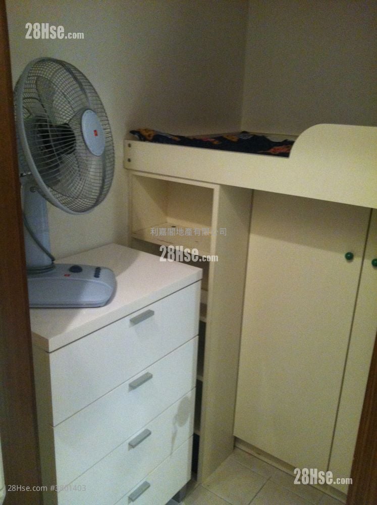 Royal Ascot Rental 3 Bedrooms , 2 Bathrooms 958 ft²